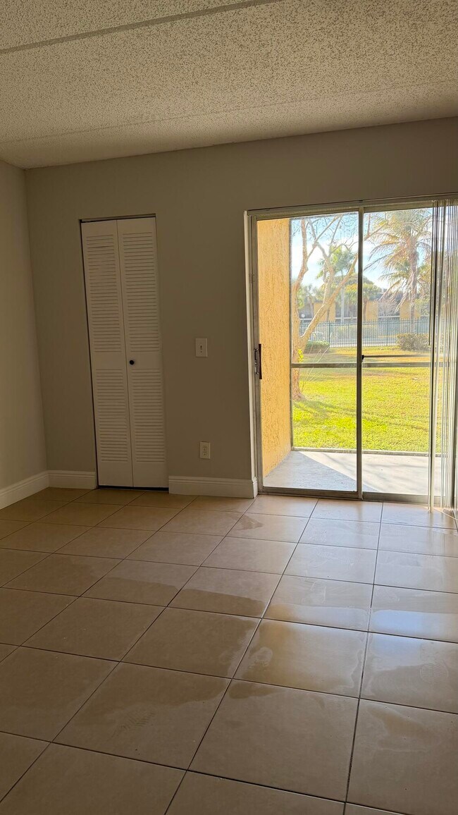 Building Photo - 410 Meadows Cir