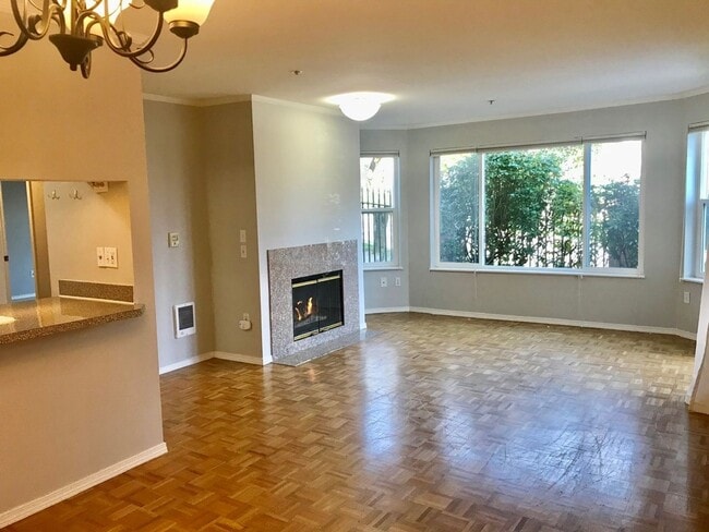 Building Photo - Two Bedroom/Two bath Capitol Hill Condo - ...