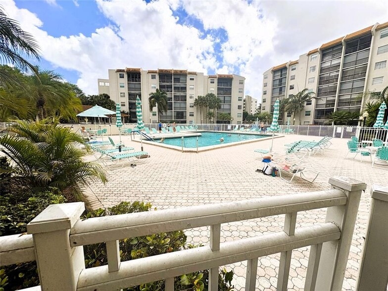 Building Photo - 3940 Inverrary Blvd