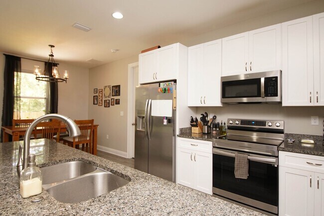 Building Photo - Newer Home in Valparaiso