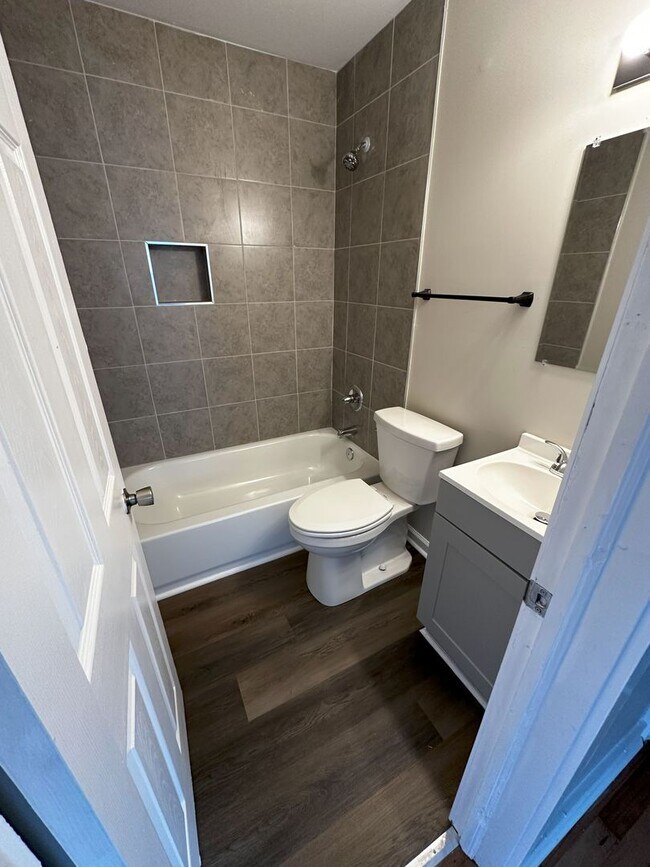 Building Photo - For Rent: Newly Remodeled 3 Bedroom / 1 Ba...