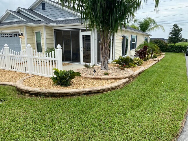 Building Photo - Beautiful, Furnished ANNUAL 2 bed, 2 bath ...