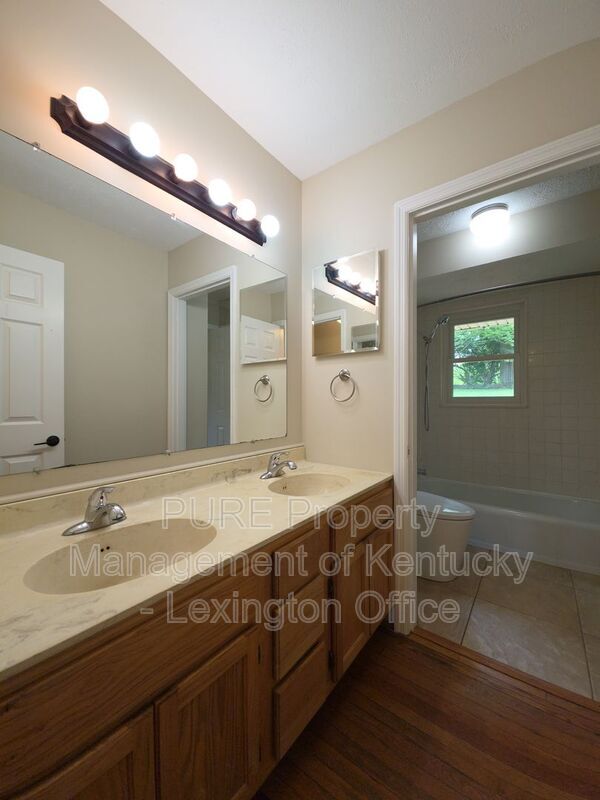 Building Photo - 1123 Gainesway Dr
