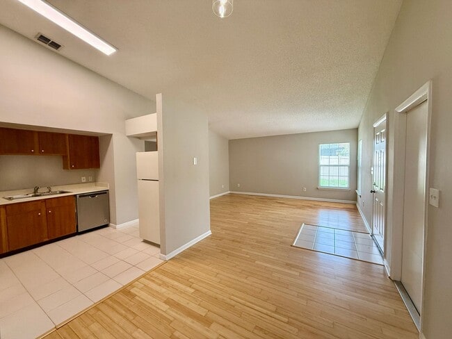 Building Photo - Cute 3/2 Townhome in Winter Park - close t...