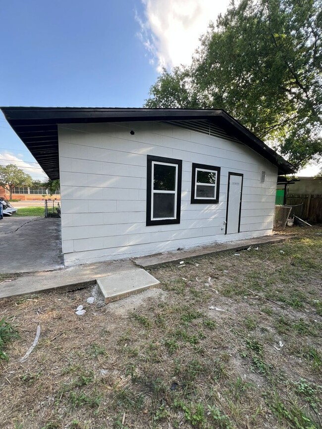 Building Photo - Charming 3-Bed Home with Great Transit, Sc...