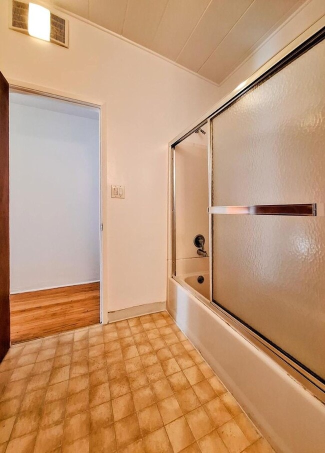 Building Photo - Cat Friendly 2bd Duplex w/Private Patio & Attached Garage