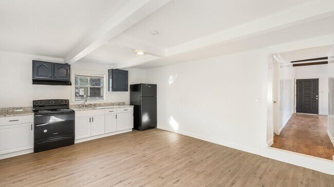 Building Photo - 2600 Morales St