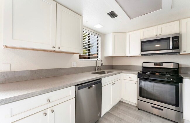 Building Photo - 200 Bel Port Dr