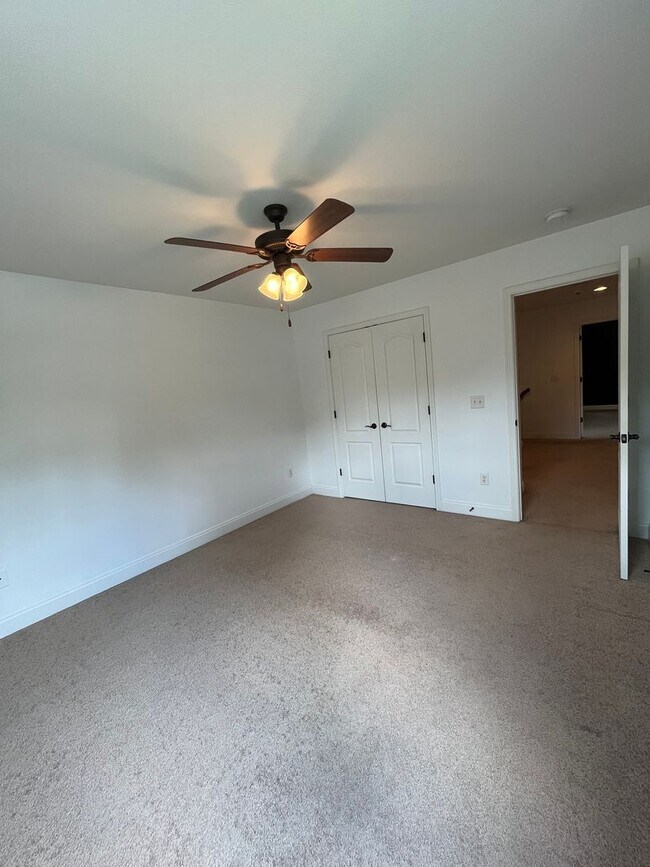 Building Photo - Stunning 3 Bed 3 Bath Home