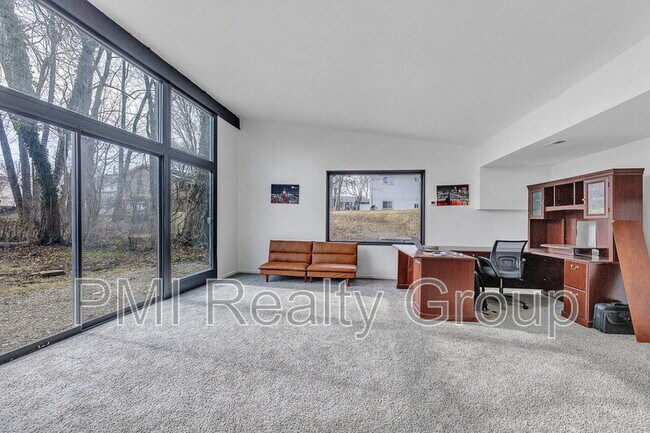 Building Photo - 607 Castle Blvd