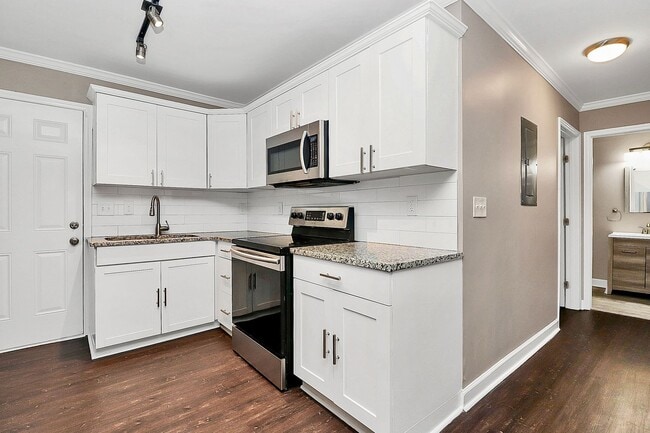 Building Photo - Two Bedroom Duplex Great Features and Comfortable Living!