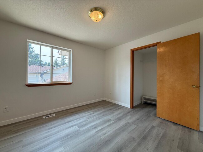 Building Photo - 7915 E Woodland Park Dr