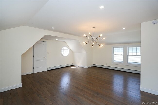 Building Photo - 987 Kings Pkwy