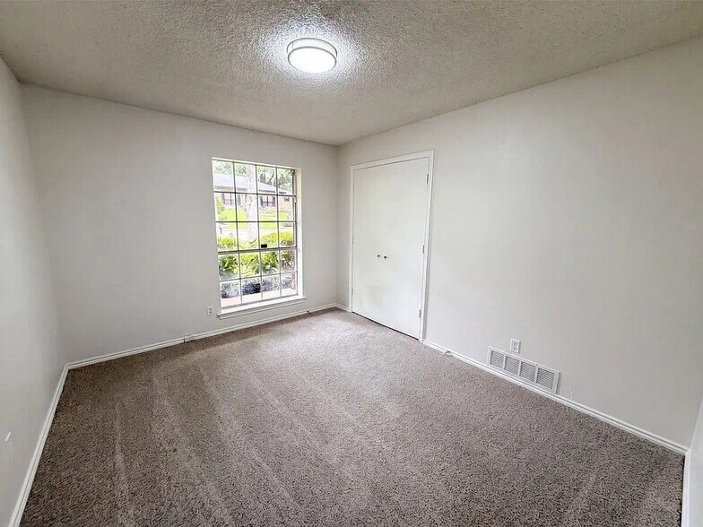 Building Photo - 722 S Forest Ln