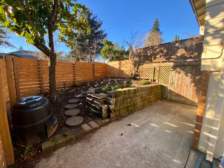 Building Photo - 315 SE 151st Ave