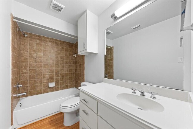Building Photo - 419 W 26th St