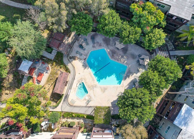 Building Photo - Bright and Spacious 2 Bed/ 2 Bath with Private Balcony, Views, In Unit Laundry and Parking in the...
