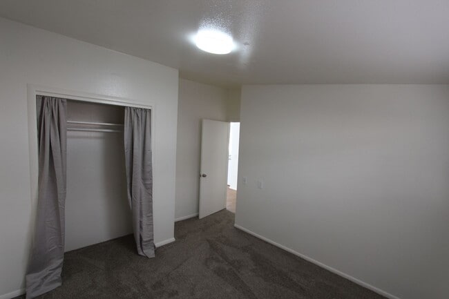 Building Photo - Charming 3-Bedroom Apartment with Garage &...