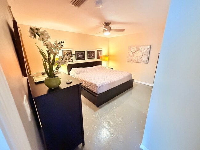 Building Photo - Huge Loft-Style 1 bed 1.5 Bath for Rent in...
