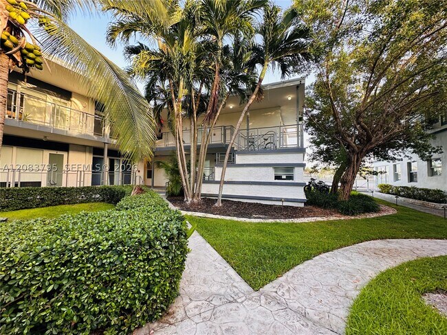 Building Photo - 946 Bay Dr E