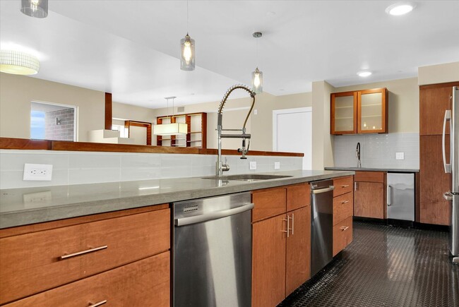 Building Photo - 3,400 SQFT CONDO IN DOWNTOWN CHAMPAIGN W/ ...
