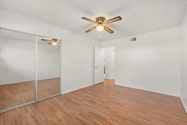 Building Photo - 205 E Javelin St