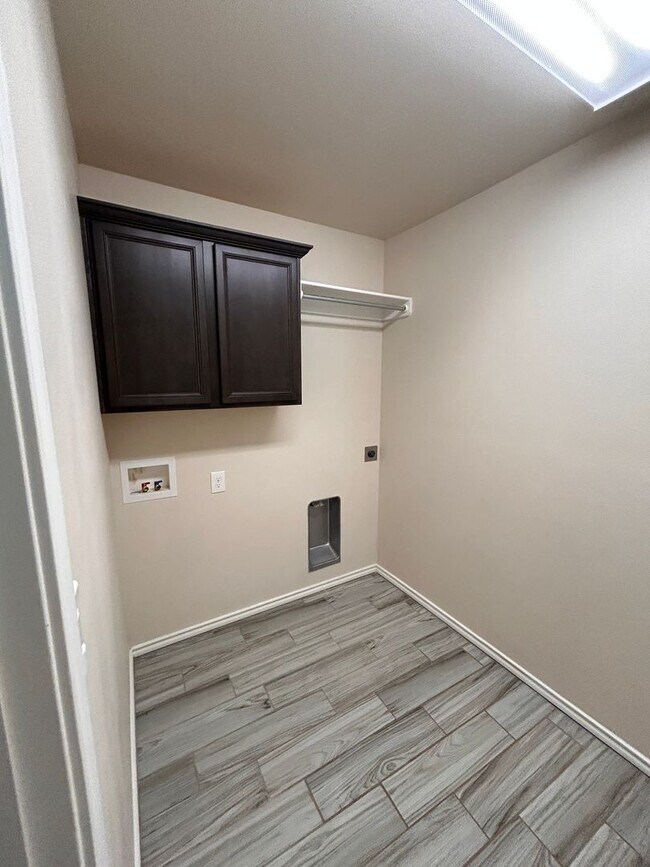 Building Photo - 4 bedroom 3 bathroom