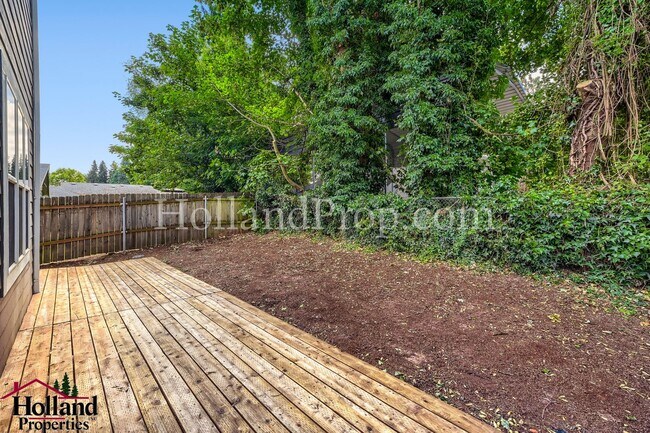 Building Photo - Great, Spacious & Inviting Home in the Heart of Milwaukie! Move-in Special DISCOUNT of $200!!!