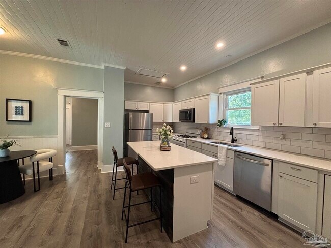 Building Photo - 1118 W Belmont St