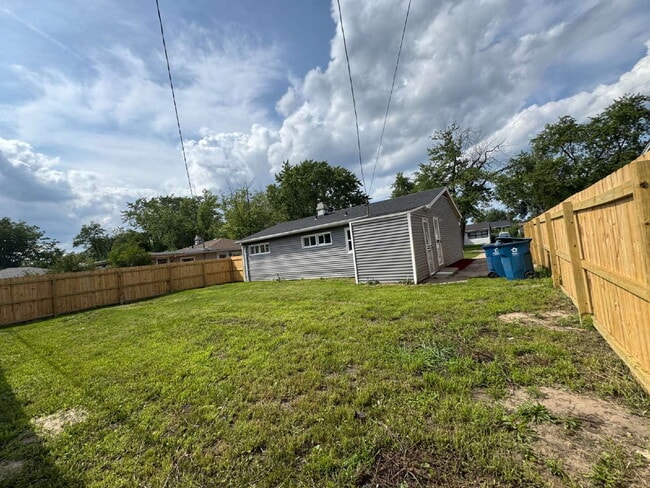Building Photo - Your ideal home in Gary!