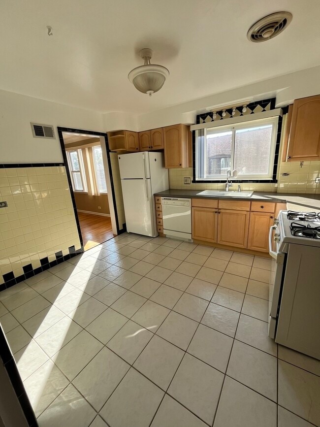 Building Photo - 2553 W North Shore Ave