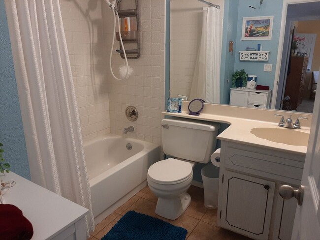 Building Photo - Furnished Vacation Condo w/ Community Pool**