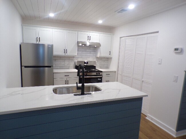 Building Photo - Remodeled Condo Located In Woodlake Villas