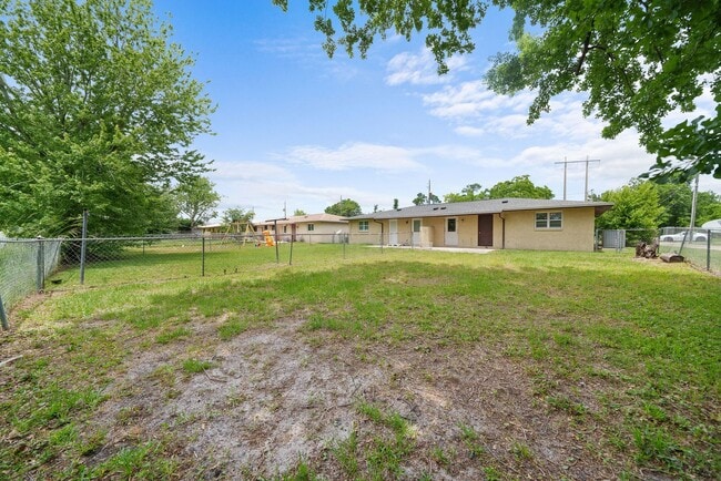 Building Photo - Now available in Lynn Haven, great location