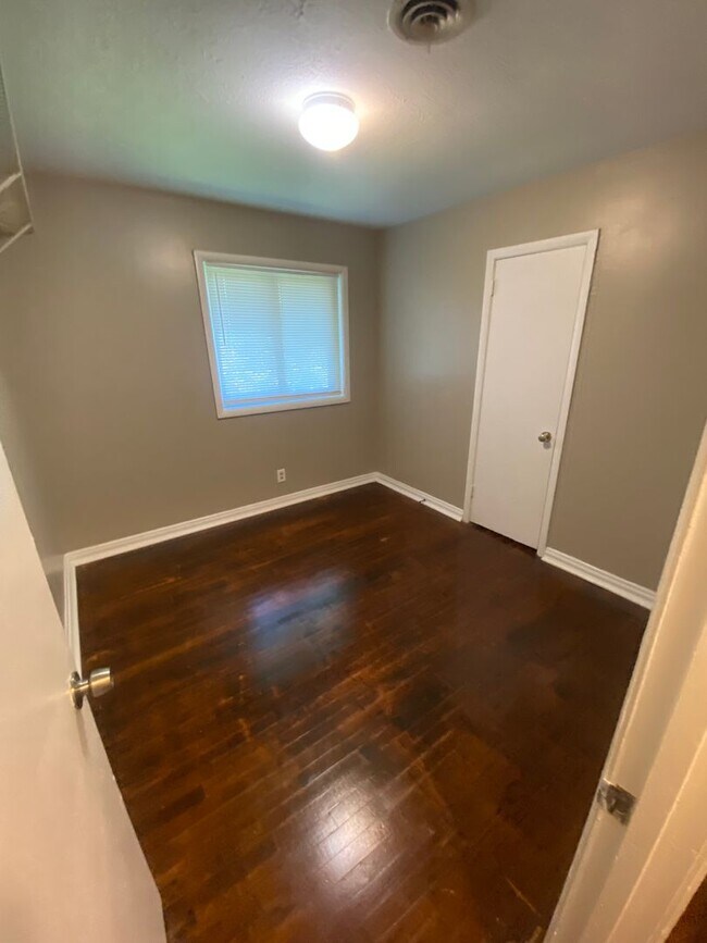 Building Photo - **AVAILABLE NOW**3 Bedroom / 1.5 Bathroom ...