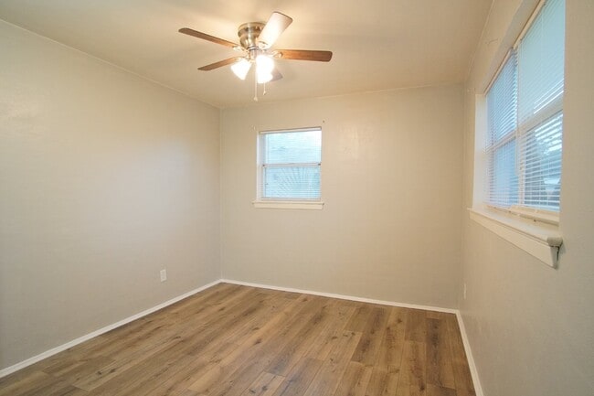 Building Photo - Well-Maintained 3BR/2BA Home with Fenced Y...