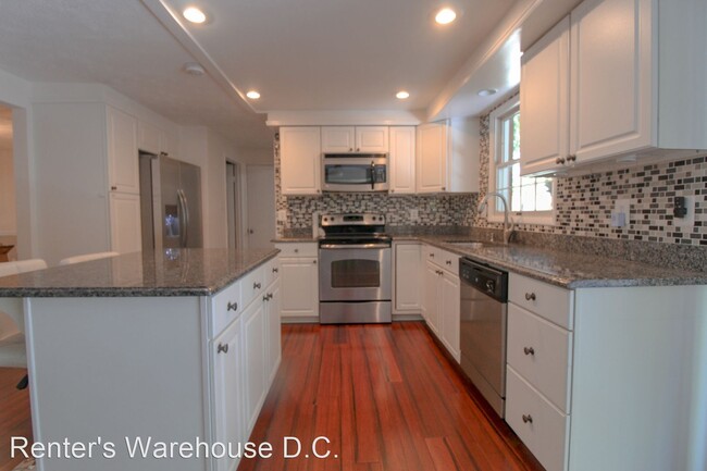 Building Photo - 5 br, 3.5 bath House - 13705 Hobart Dr