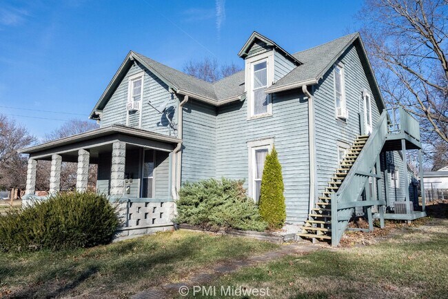 Building Photo - Charming 1-Bedroom Duplex with Modern Amenities in Mooresville!