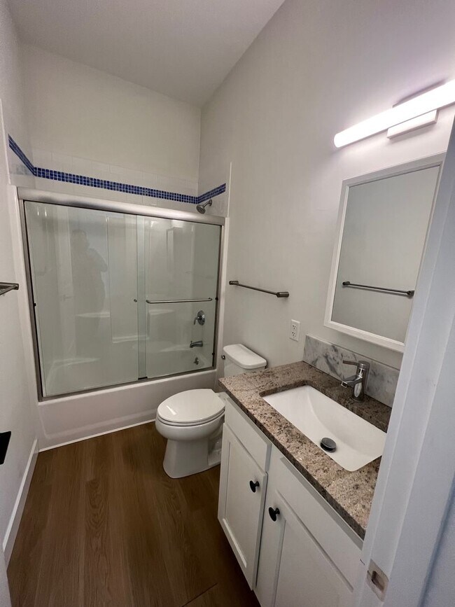 Building Photo - Beautiful 2 bedroom/2 bathroom Apartment Unit