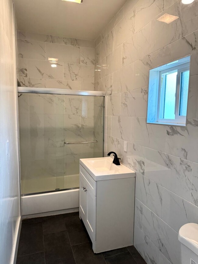 Building Photo - 1 MONTH FREE! 4 Bed 2 Bath in Echo Park with Back Patio