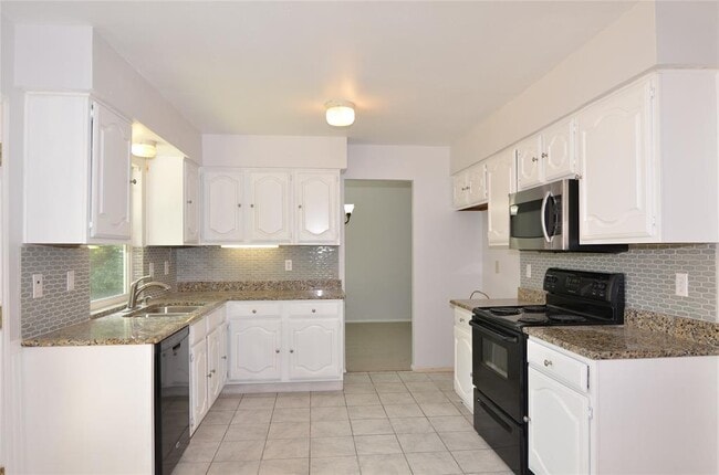 Building Photo - 3806 Pine Ct