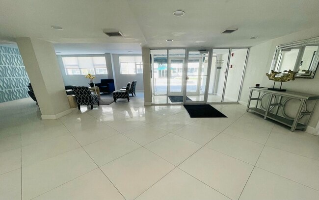 Building Photo - 1237 Hillsboro Mile