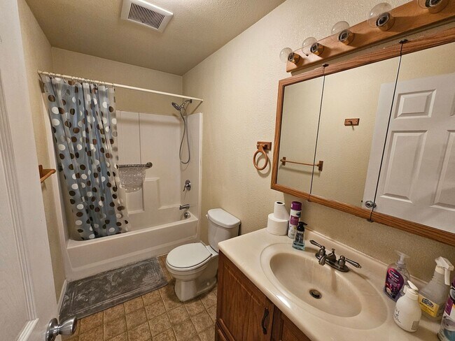 Building Photo - 1005 X Ave