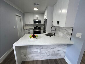 Building Photo - 814 SW 12th Pl
