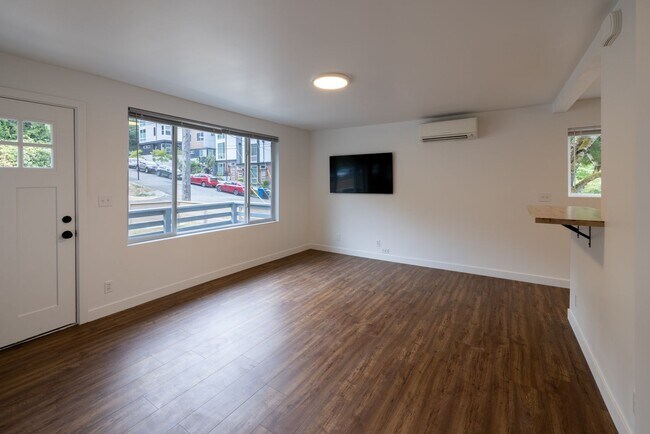 Building Photo - 723 29th Ave S