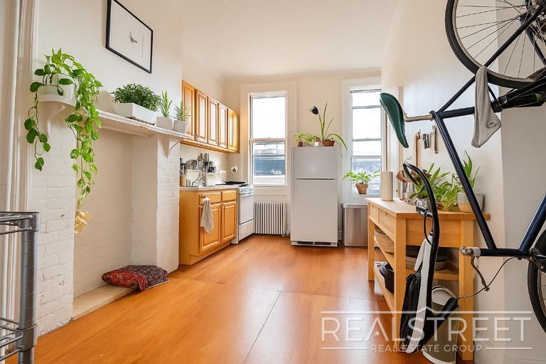 Building Photo - Spacious 1.5 BED in Bushwick/East Williams...