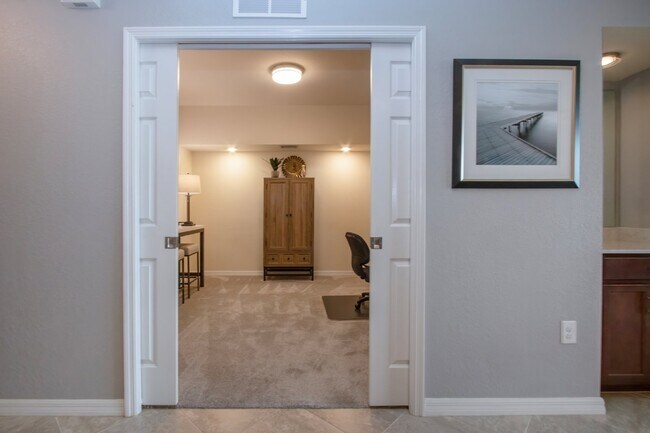 Building Photo - Like new 2BR, 2BA garage condo-Lakewood National