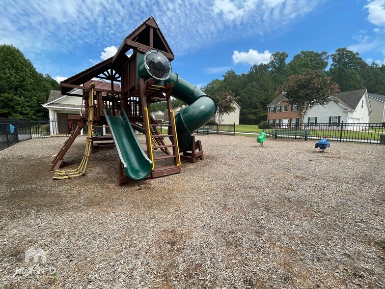 Building Photo - 5091 Lower Elm St