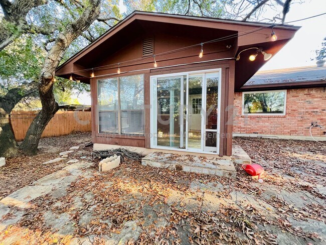 Building Photo - Mid-Century, Modern 3/2/2 with Designer Updates in Fort Worth For Rent!