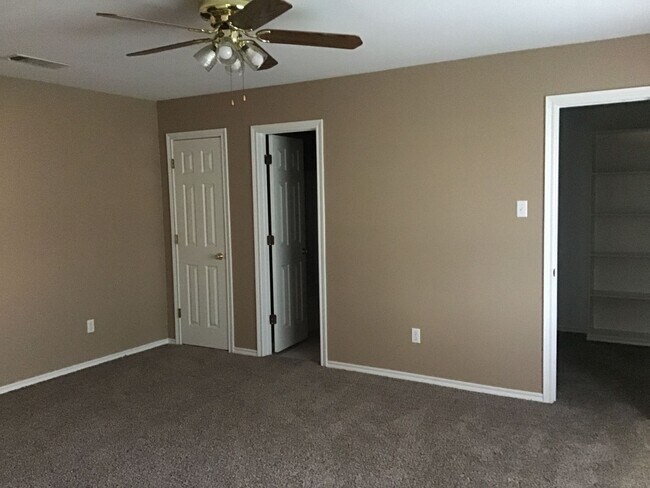 Building Photo - 2/2/2 LAWNCARE INCLUDED - near Hospital Di...